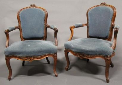 Suite de trois fauteuils à dossier violoné...