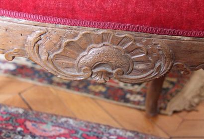 Fauteuil à dossier plat en bois naturel mouluré...