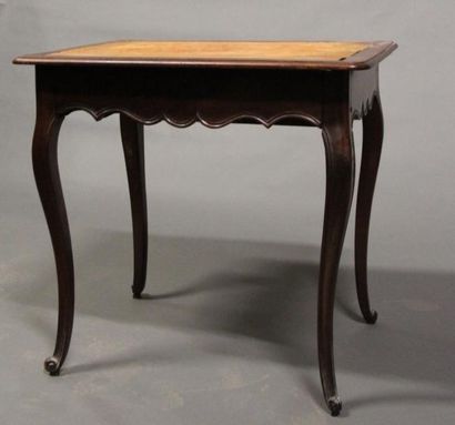 *Table d’appoint formant table à écrire à...