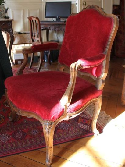 Fauteuil à dossier plat en bois naturel mouluré...