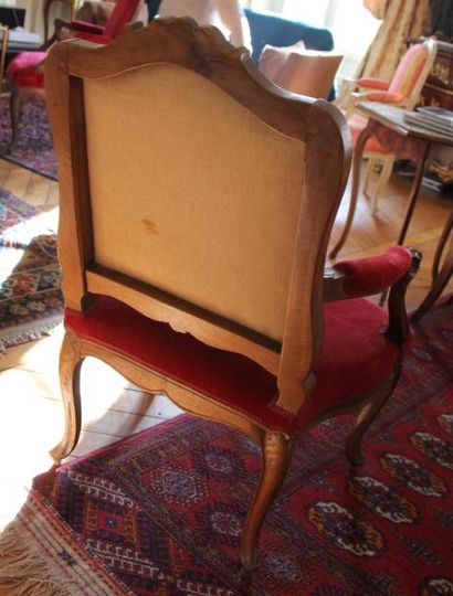 Fauteuil à dossier plat en bois naturel mouluré...
