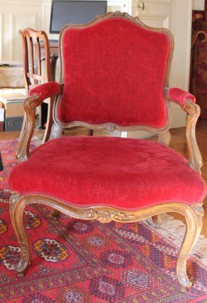 Fauteuil à dossier plat en bois naturel mouluré...