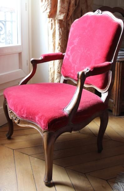 Fauteuil à dossier plat en bois naturel mouluré...