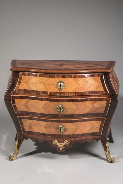 Petite commode galbée toute face en placage...