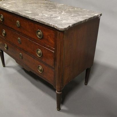 Commode rectangulaire en placage d’acajou...