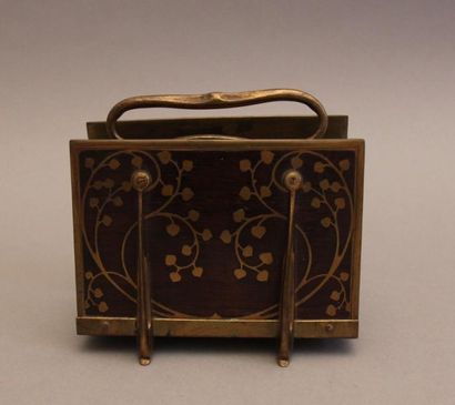 Porte-lettre en bronze, laiton et bois marqueté...
