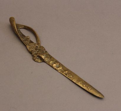 LOUCHET

Coupe papier en bronze à décor en...