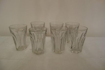 BACCARAT

Sept verres à liqueur en cristal...