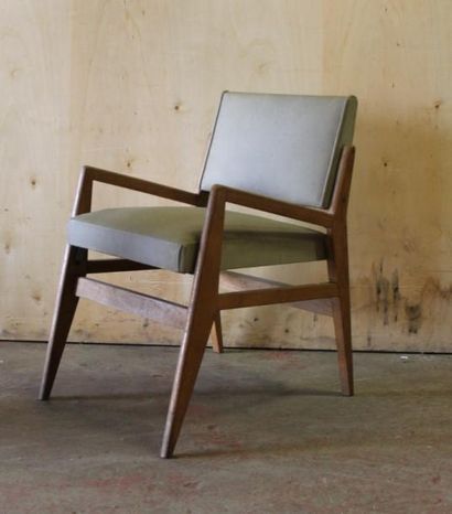 Fauteuil en bois naturel dont l'assise est...