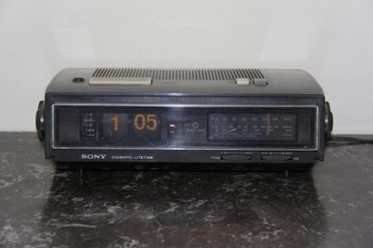 SONY

Radio réveil en plastique noir modèle...