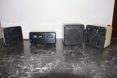 Lot de trois réveils matin :

- SONY digicube...