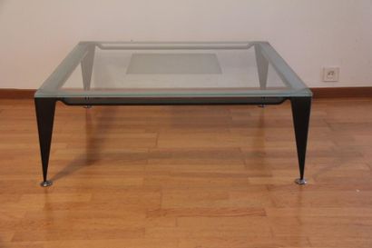 Travail contemporain

Table basse carrée...