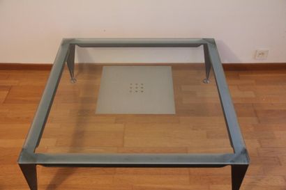 Travail contemporain

Table basse carrée...