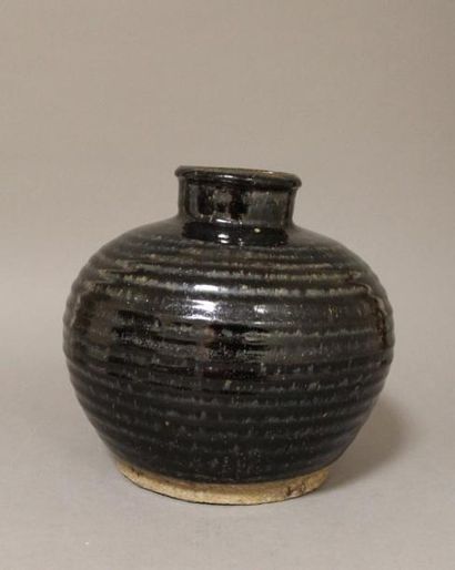 Vase en grès porcelaineux et glaçure noire...