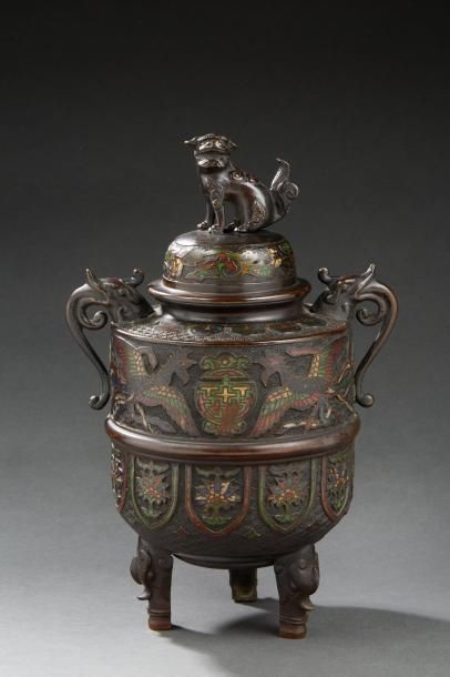 Brûle-parfum tripode en bronze et émaux champlevés,...