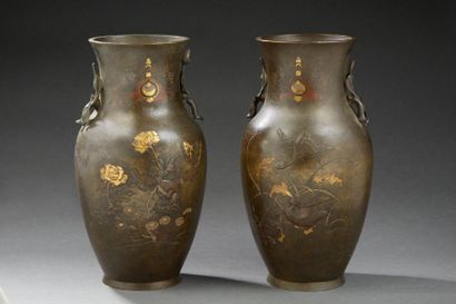 Paire de vases balustres en bronze avec applications...