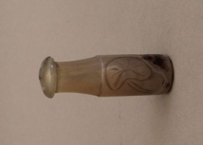 Lot comprenant un fume-cigarette en agate...