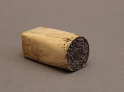 Lot comprenant un fume-cigarette en agate...