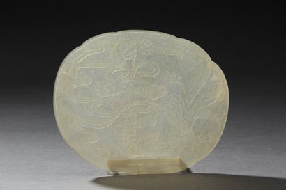 Plaque en jade céladon finement sculpté d’une...