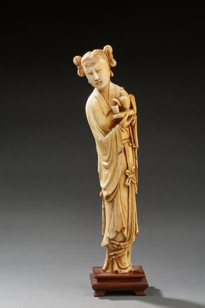 Statuette en ivoire de belle patine, représentant...