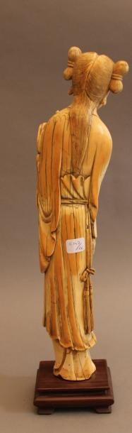 Statuette en ivoire de belle patine, représentant...