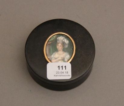Boite ronde en écaille brune ornée d'une...