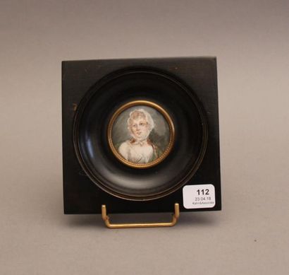 Miniature ronde représentant une femme au...