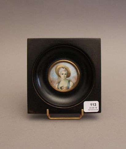 Miniature ronde représentant une femme au...