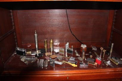 Miniature ronde représentant une femme au...