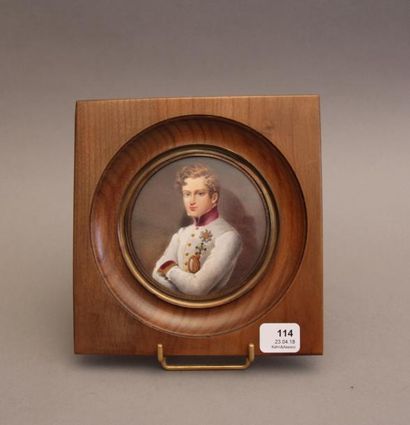 Miniature ronde représentant un officier,...