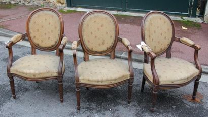 Trois fauteuils en bois naturel à dossiers...