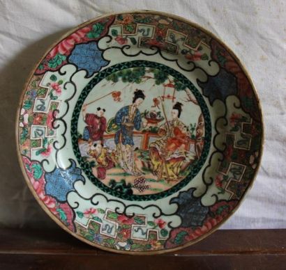 Plat creux en porcelaine polychrome à décor...