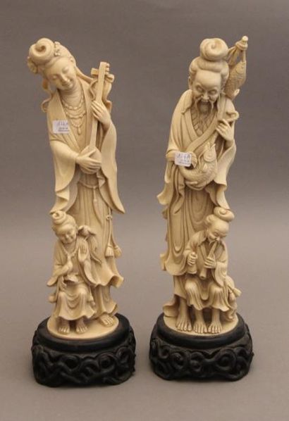 Paire de sculptures en résine sur un socle...