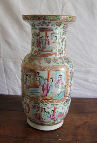 CANTON vase en porcelaine à décor polychrome...