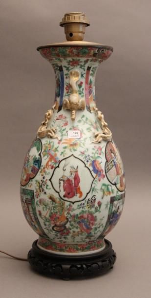 Potiche balustre en porcelaine polychrome...