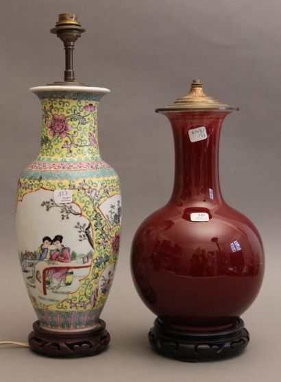 Deux pieds de lampe en porcelaine, l'un couleur...