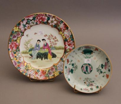 Assiette et coupelle en porcelaine polychrome,...