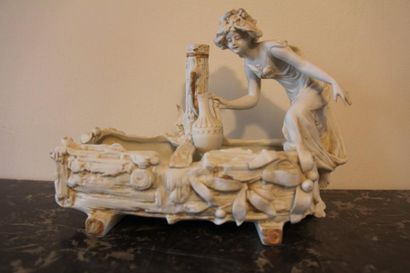 Sculpture en biscuit représentant une jeune...
