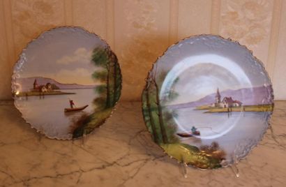 Paire d'assiettes en porcelaine polychro...