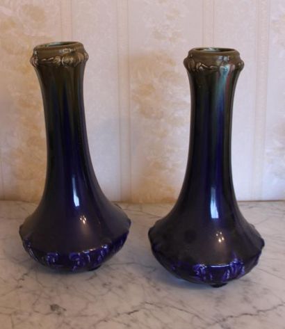 Paire de vases en céramique à engobe bleue...