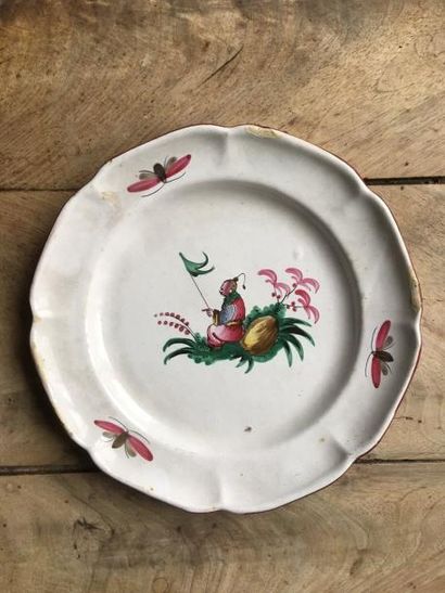Assiette en faïence à décor polychrome au...