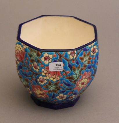 LONGWY Vase octogonale sur talon en faïence...