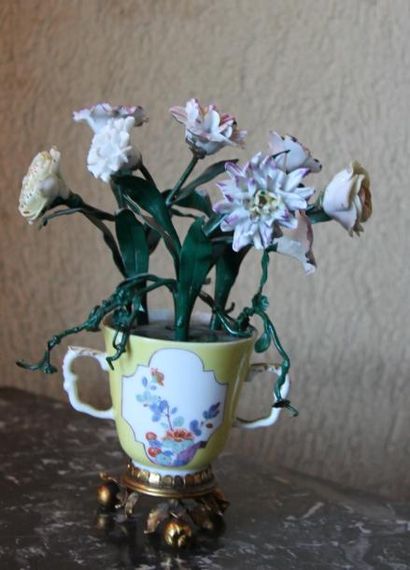 MEISSEN Tasse à deux anses en porcelaine...