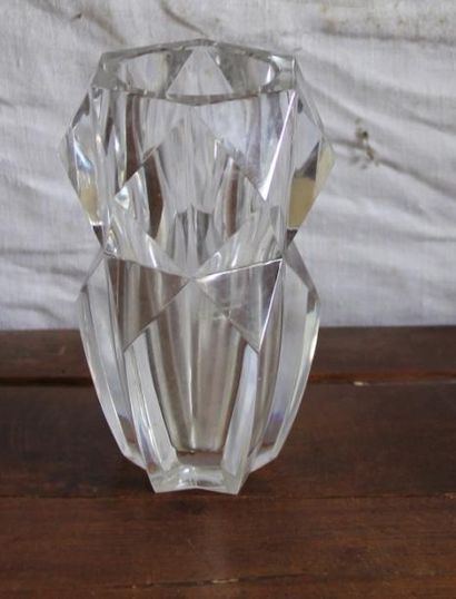 BACCARAT vase en cristal à pans coupés H...