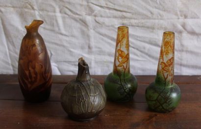Paire de vases globulaires à long col en...