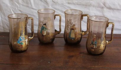 Quatre verres à anses à décor émaillé et...