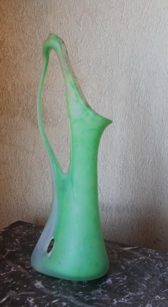 Pichet en verre teinté vert H : 43 cm.