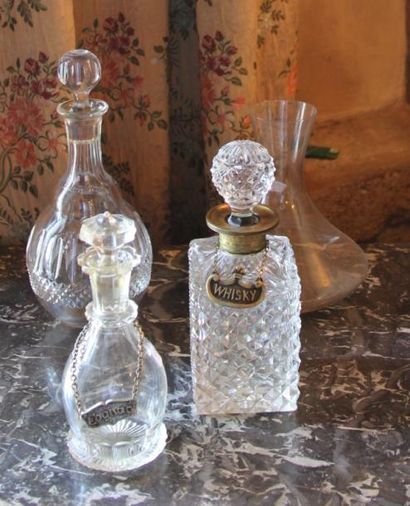 Quatre carafes en verre et cristal dépar...