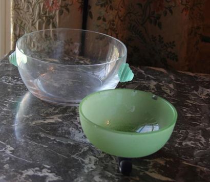 Deux coupelles en verre à anses et pieds...