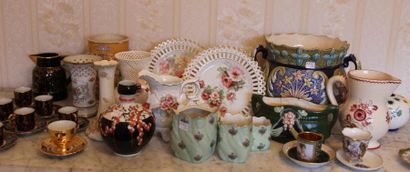 Lot de vases en porcelaine et barbotine